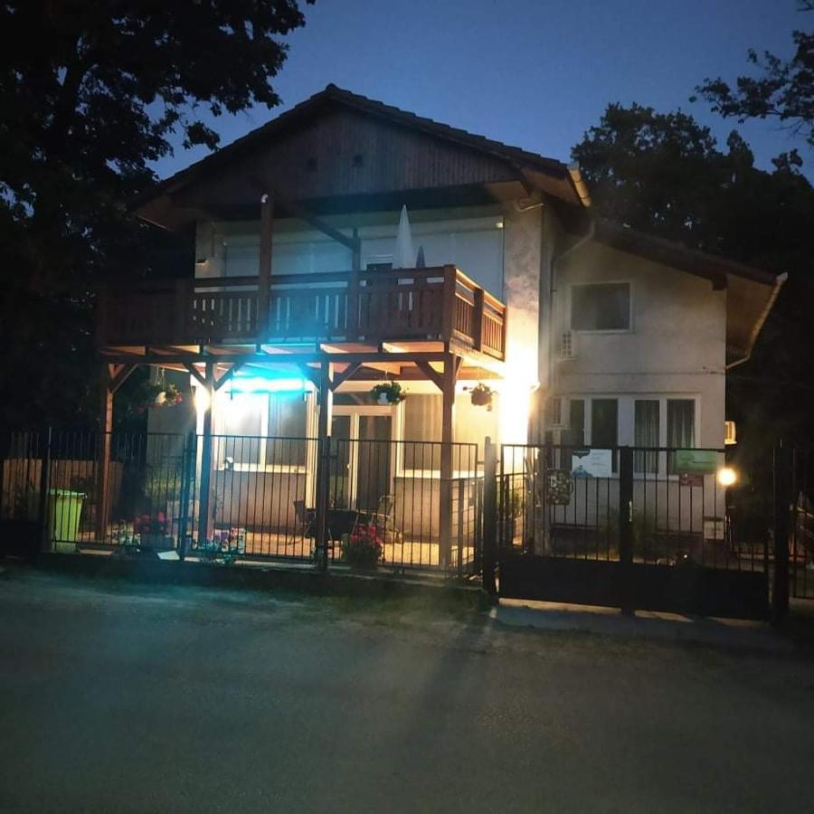 Toelgyfa Vendeghaz Hotel Балатонсепезд Екстериор снимка